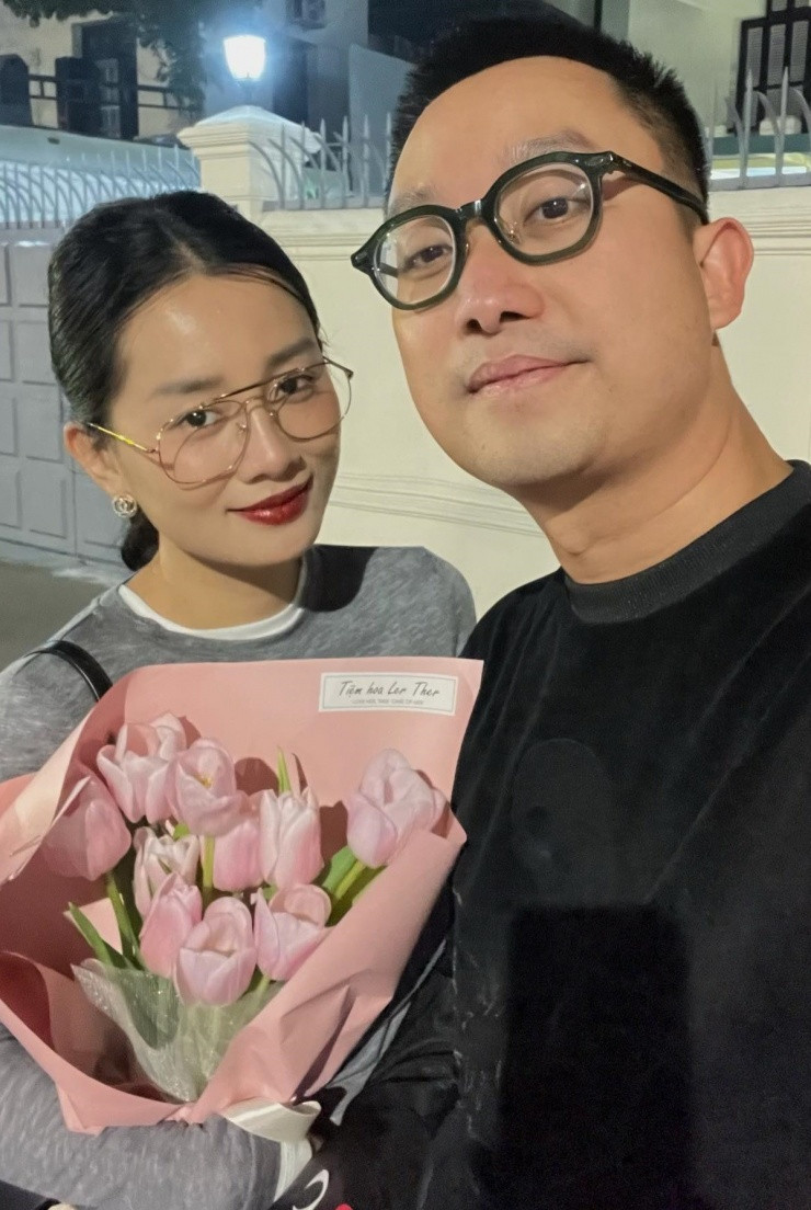 Mới đây, Quỳnh Chi cho biết đã thử xong váy cưới, đang cùng bạn trai hoàn thiện những khâu cuối cho hôn lễ dự kiến diễn ra vào tháng 10.