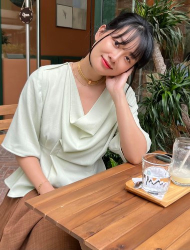 MC Quỳnh Chi có tên đầy đủ là Đặng Quỳnh Chi, sinh năm 1986. Cô là gương mặt quen thuộc với đông đảo khán giả khi đã từng dẫn qua rất nhiều chương trình như The Remix 2017, Nhịp đập 360 độ Thể Thao, bản tin thể thao 24/7, bản tin 360 độ thể thao...