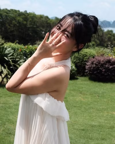 Quỳnh Chi từng đăng ảnh chồng sắp cưới vào một số dịp đặc biệt như Tết, ngày 8/3.... Tuy nhiên, cô nàng không chia sẻ nhiều về đối phương nên dân mạng vẫn đang rất tò mò về nửa kia của nữ MC.