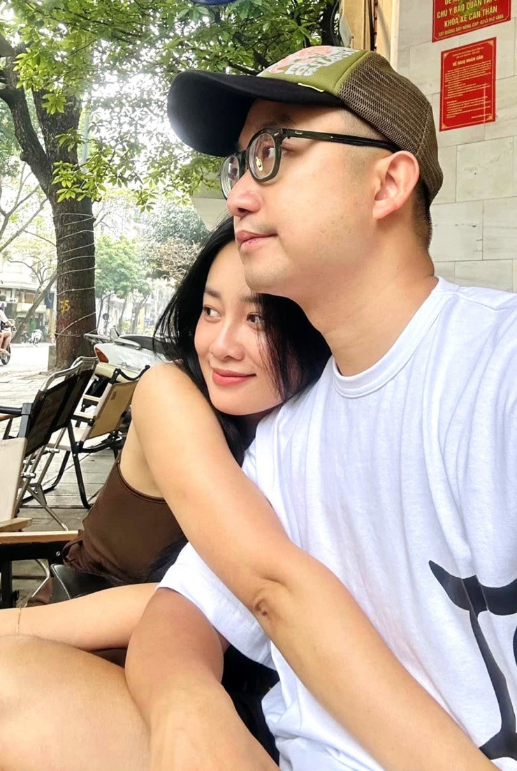 Trước đó, Quỳnh Chi cho biết bản thân yêu nhiều nhưng cũng thất bại nhiều trong tình cảm. Những trải nghiệm này khiến cô có nhiều vết thương lòng và khó mở lòng vì không tìm thấy cảm giác an toàn ở đối phương.