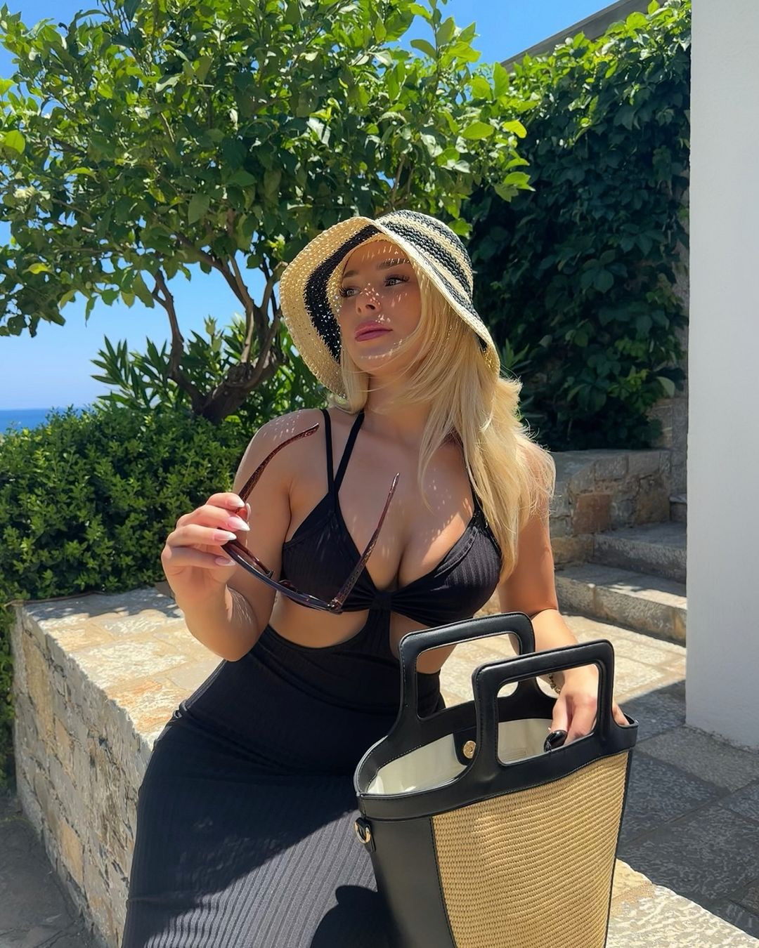 Cô nàng diện những thiết kế váy ôm sát, khoe trọn vòng 1 căng tràn.