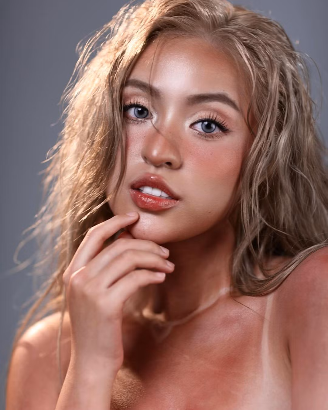 Trên trang cá nhân, để minh họa cho bộ ảnh mới của mình, hotgirl TikTok này để tiêu đề: "summer time" (dịch: Mùa hè).