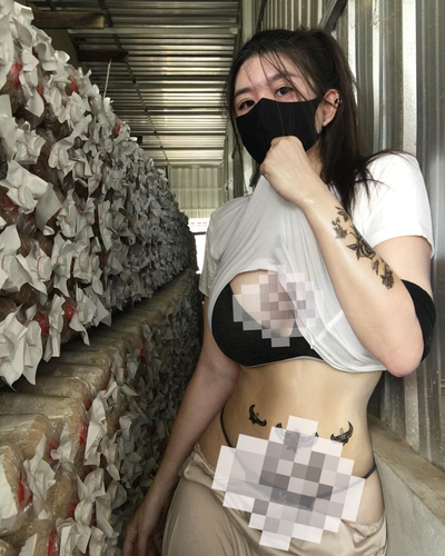 Sau khi những tấm ảnh này được cô nàng đăng lên, nhiều netizen đã có sự tranh cãi. Có người cho rằng cô ăn mặc như này là quá nhạy cảm, gợi tình và chỉ nhằm mục đích câu lấy sự chú ý.