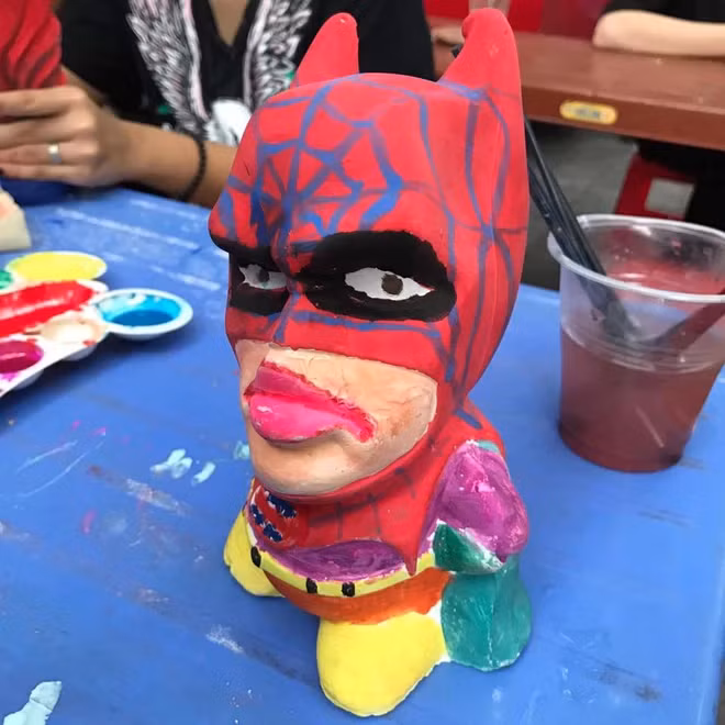 Dân đam mê tô tượng sau khi hoàn thành thường đua nhau chia sẻ lên mạng xã hội. Bên cạnh những tác phẩm tô tượng đẹp mắt thì cũng không ít những mẫu tượng khiến người trải nghiệm phải "khóc thét".