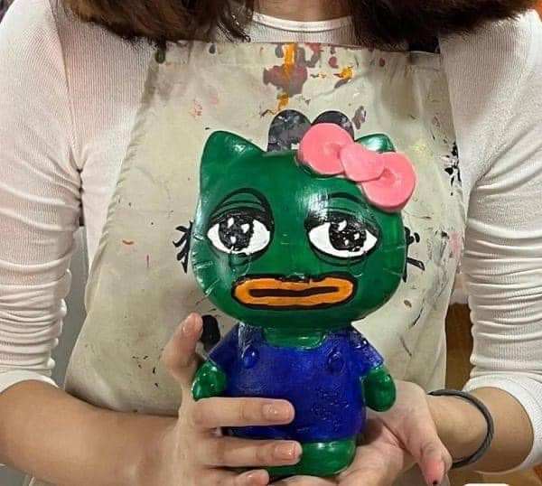 Nhiều người đã không nhịn nổi cười khi nhìn thấy thành quả cuối cùng: "Nhịn không nổi cười", "haha cũng là một ý tưởng độc đáo mà, tượng bánh bèo như kia ai nghĩ được là tô ra thành phẩm như thế này".