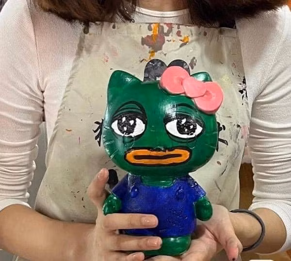 Nhiều người đã không nhịn nổi cười khi nhìn thấy thành quả cuối cùng: "Nhịn không nổi cười", "haha cũng là một ý tưởng độc đáo mà, tượng bánh bèo như kia ai nghĩ được là tô ra thành phẩm như thế này".