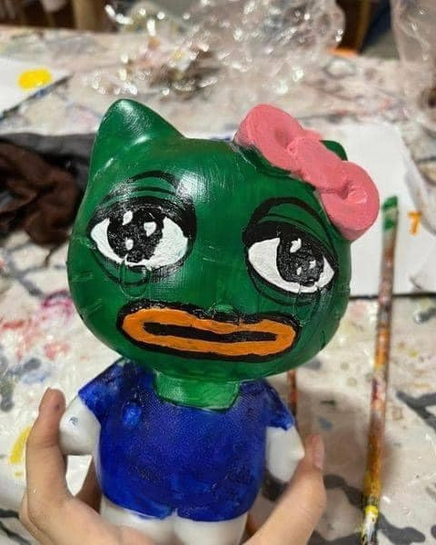 Gương mặt "xanh lè xanh lét" chắc để biểu thị thái độ của người tạo nên tác phẩm độc lạ này.