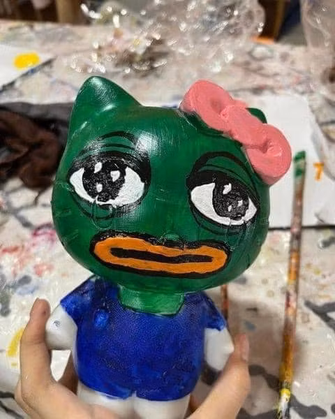 Gương mặt "xanh lè xanh lét" chắc để biểu thị thái độ của người tạo nên tác phẩm độc lạ này.