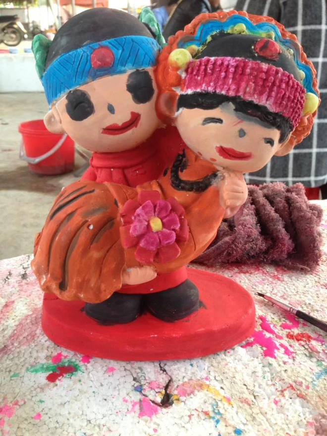 Cô dâu chú rể này hơi...lạ.