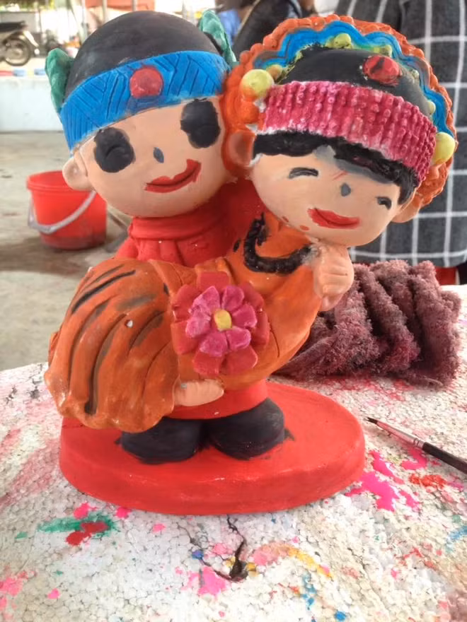 Cô dâu chú rể này hơi...lạ.