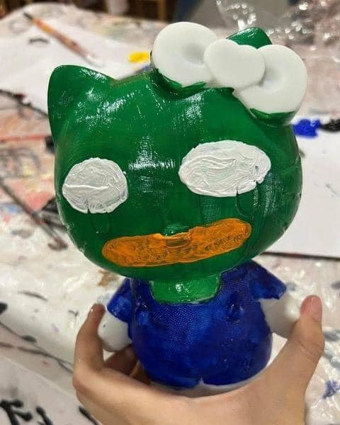 Vốn là một bức tương Hello Kitty thường được các bạn nữ hoặc bé gái chọn để tô, thế nhưng qua tay của người có tâm trạng đang không tốt sẽ thành thế này đây.