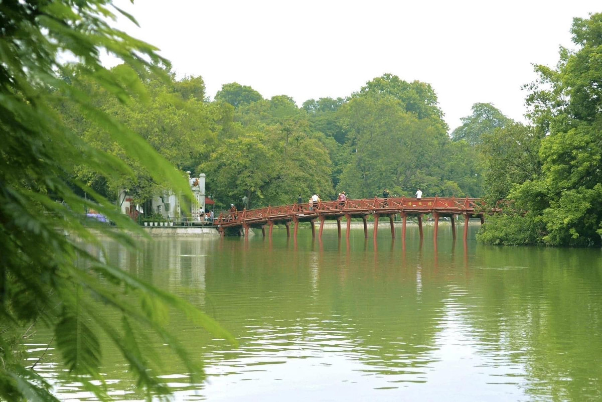 Những ngày gần đây, thời tiết Hà Nội có chút đỏng đảnh khi thường có những bất chợt, thế nhưng có lẽ nhờ vậy mà người ta có thể cảm nhận rõ hơn không khí giao mùa.