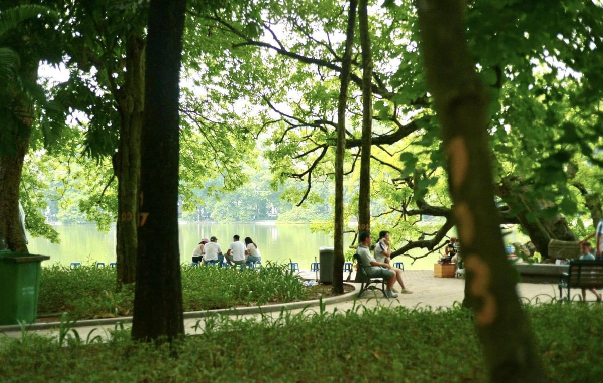 Hà Nội thực sự được ưu ái, vì mùa Thu đến thật khác biệt. Không nóng như Hè, không lạnh buốt như Đông, cũng không ướt át như mùa Xuân. Thu Hà Nội là một món quà thiên nhiên mà bạn có đi khắp nơi trên thế giới này cũng chẳng tài nào tìm thấy được.