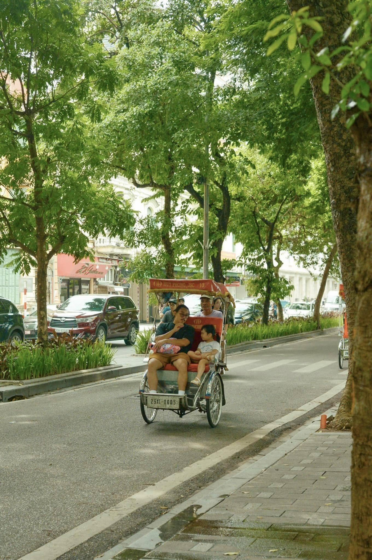 Những chiếc xích lô leng keng chở khách.