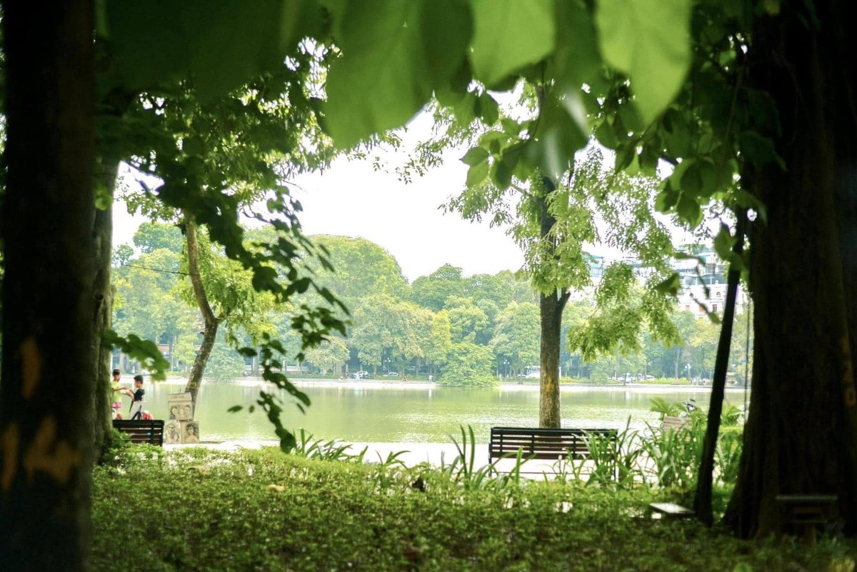 Hồ Gươm một sáng chớm thu. (Ảnh: Huyền Trang Nguyễn)