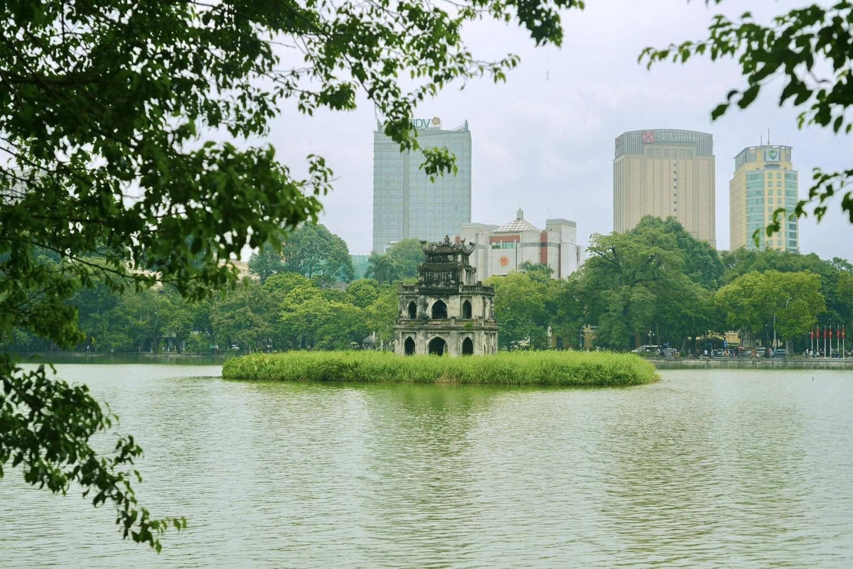 Tháp Rùa lặng lẽ, dịu hiền đứng đó như muốn thu vào tầm mắt tất thảy những hoạt động cuộc sống: đó là khoảnh khắc những cụ già sáng sớm tập thể dục ven hồ, là những cô gái diện áo dài trắng mộng mơ chụp ảnh, là những người bán hàng rong với tiếng mời chào quen thuộc...