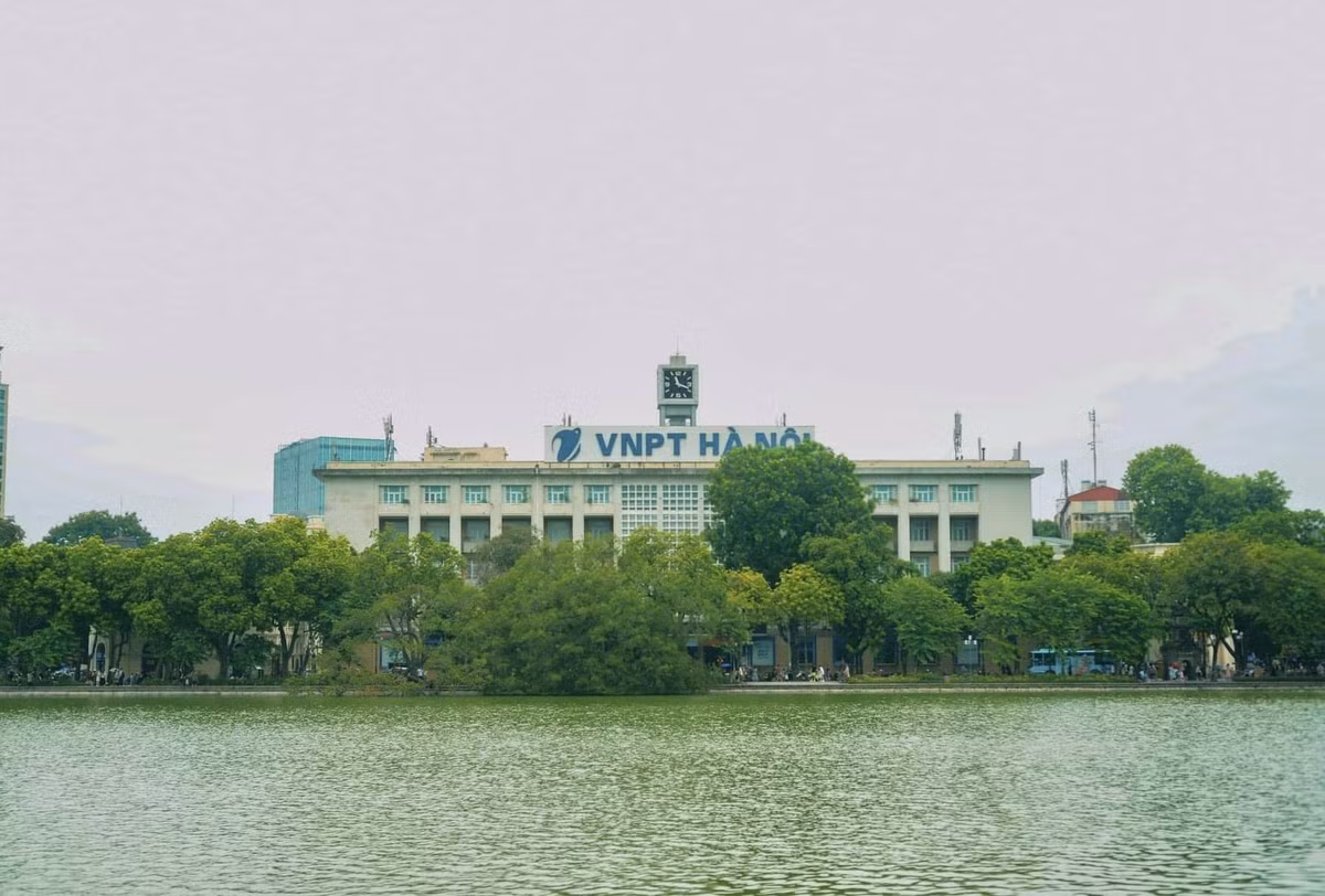 Hồ Gươm tinh khôi trong một buổi sáng chớm thu.