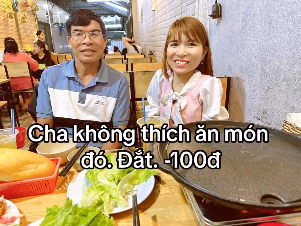 "Khi trend chấm điểm việc cha đã làm, mình xem rất nhiều video, rất nhiều lần ngỡ ngàng, và cảm động. Cha bạn ấy thật mạnh mẽ và yêu thương gia đình…" - một người bày tỏ sự xúc động trước câu chuyện này.