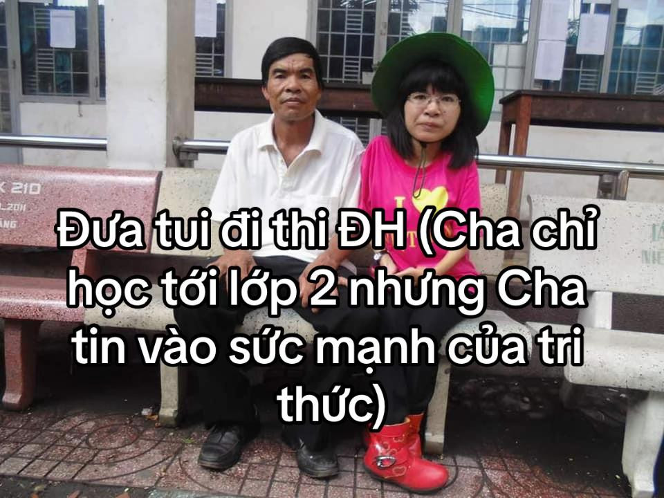 "Nếu như con không thể đi lại, cha chính là đôi chân của con. Cha chỉ học hết lớp 2 nhưng cha đưa con đi thi đại học được. Cha có thể tằn tiện, đối xử không tốt với bản thân, nhưng đó là để cho con có được những điều tốt nhất…" - cô gái xúc động chia sẻ.
