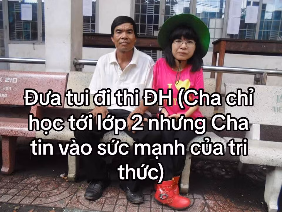 "Nếu như con không thể đi lại, cha chính là đôi chân của con. Cha chỉ học hết lớp 2 nhưng cha đưa con đi thi đại học được. Cha có thể tằn tiện, đối xử không tốt với bản thân, nhưng đó là để cho con có được những điều tốt nhất…" - cô gái xúc động chia sẻ.
