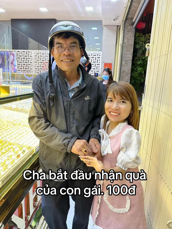 Cô gái cũng rất hiếu thảo với cha mình.