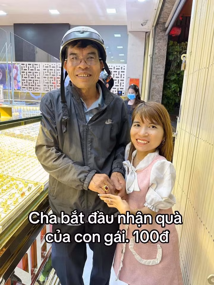 Cô gái cũng rất hiếu thảo với cha mình.