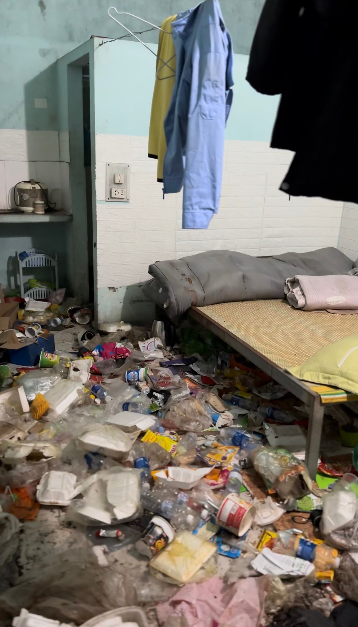 Đoạn video của một chủ nhà trọ chia sẻ hình ảnh về căn phòng ngập rác của mình đang được lan truyền trên mạng xã hội. Theo đó, cả căn phòng chỉ khoảng 15 mét vuông ngập trong rác gồm vỏ chai, vỏ đồ ăn nhanh, hộp cơm, hộp mì tôm,...