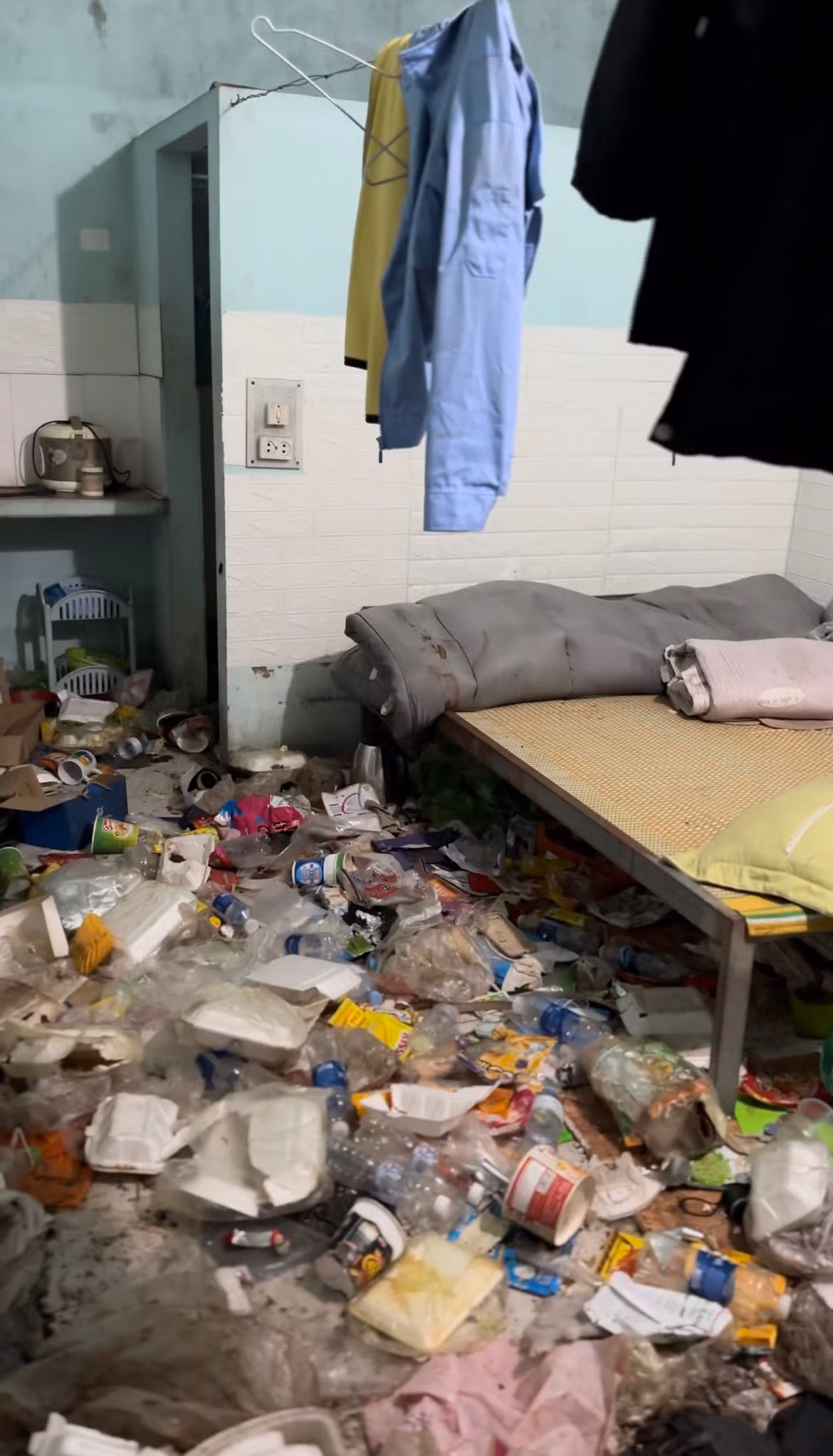 Đoạn video của một chủ nhà trọ chia sẻ hình ảnh về căn phòng ngập rác của mình đang được lan truyền trên mạng xã hội. Theo đó, cả căn phòng chỉ khoảng 15 mét vuông ngập trong rác gồm vỏ chai, vỏ đồ ăn nhanh, hộp cơm, hộp mì tôm,...