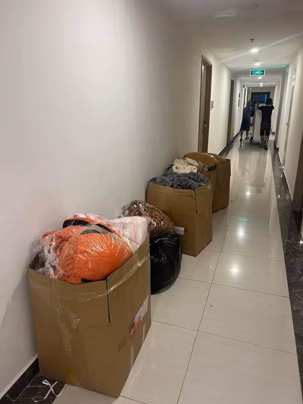 Đồ đạc của cô nàng sau khi được dọn dẹp ra hành lang. (Ảnh: Facebook)