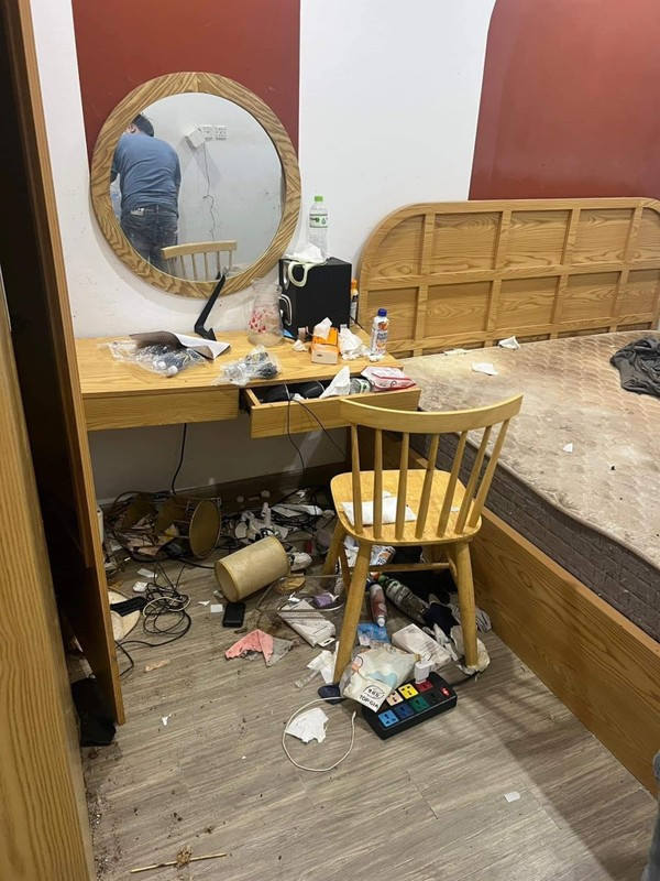 Nhiều người không tin nổi đây là chỗ ngủ của 2 cô gái ban ngày ra ngoài thì "là lượt áo quần".