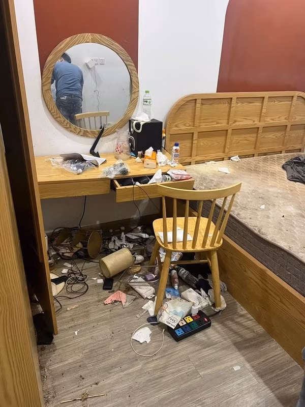 Nhiều người không tin nổi đây là chỗ ngủ của 2 cô gái ban ngày ra ngoài thì "là lượt áo quần".