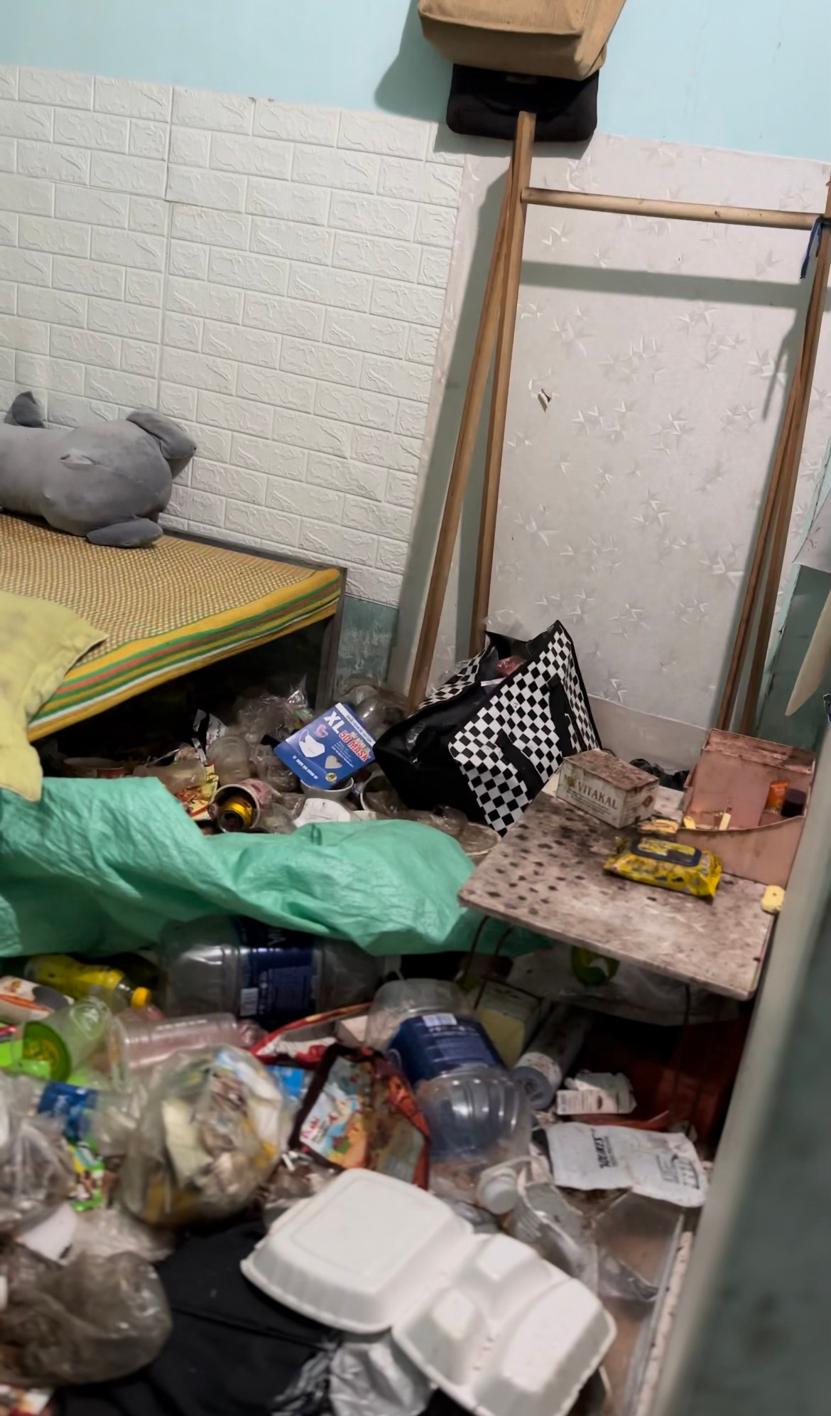 Theo chia sẻ của chủ trọ, do chủ quan nên khi người thuê đi mất thì mới kiểm tra phòng. Ai ngờ sau khi mở ra, cả căn phòng ngập trong rác, bốc mùi không ngửi được. Cũng theo chủ trọ, người thuê phòng là một cô gái có ngoại hình xinh xắn, đang làm công nhân. Cô gái này thuê trọ trong khoảng 3 tháng và mới chuyển đi.