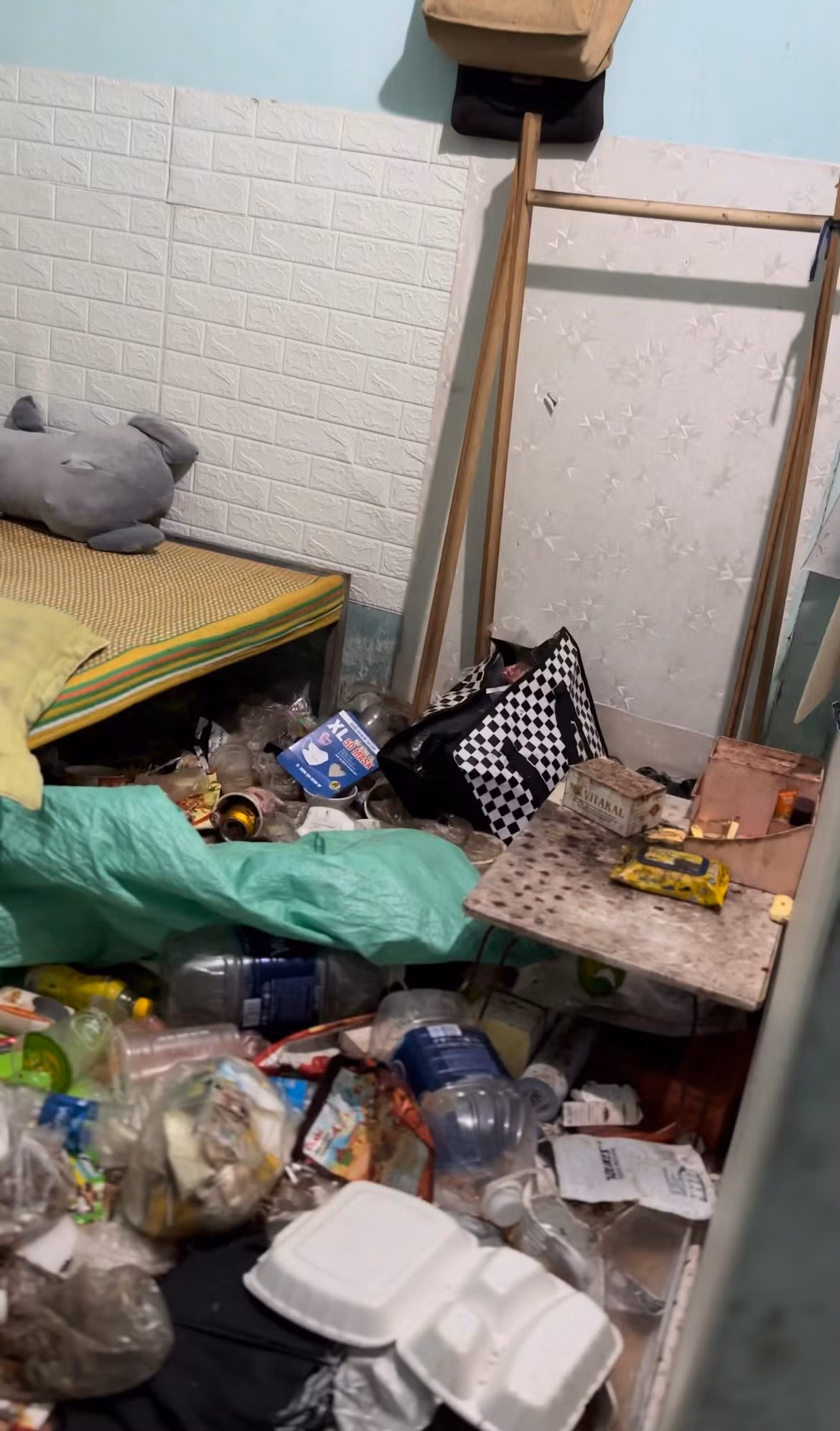 Theo chia sẻ của chủ trọ, do chủ quan nên khi người thuê đi mất thì mới kiểm tra phòng. Ai ngờ sau khi mở ra, cả căn phòng ngập trong rác, bốc mùi không ngửi được. Cũng theo chủ trọ, người thuê phòng là một cô gái có ngoại hình xinh xắn, đang làm công nhân. Cô gái này thuê trọ trong khoảng 3 tháng và mới chuyển đi.