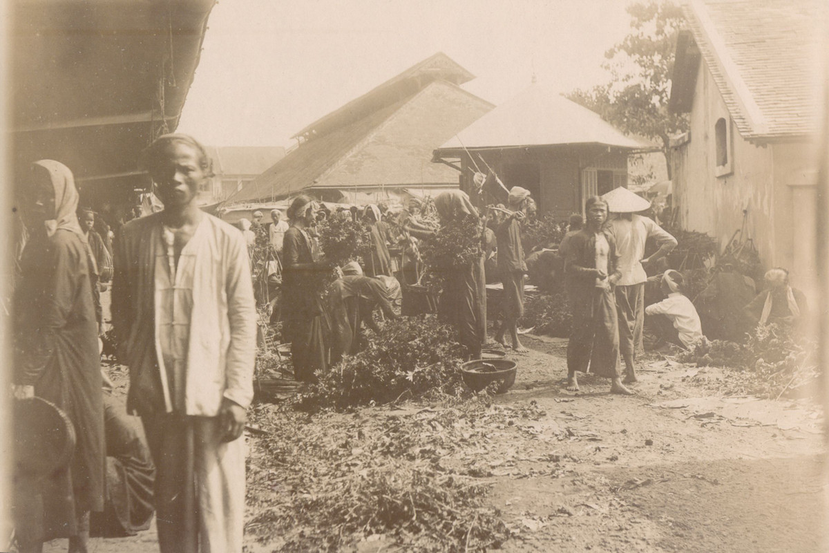 Sài Gòn của năm 1902 là một thành phố yên ắng, nơi cư dân còn có những phút thư thả mơ màng, lim dim dưới mái tranh, bên những con kênh yên ắng đậu đầy xuồng ghe, xung quanh là quân lính Pháp với đồng phục xếp ly thẳng thớm cùng chiếc nón bấc đặc trưng.