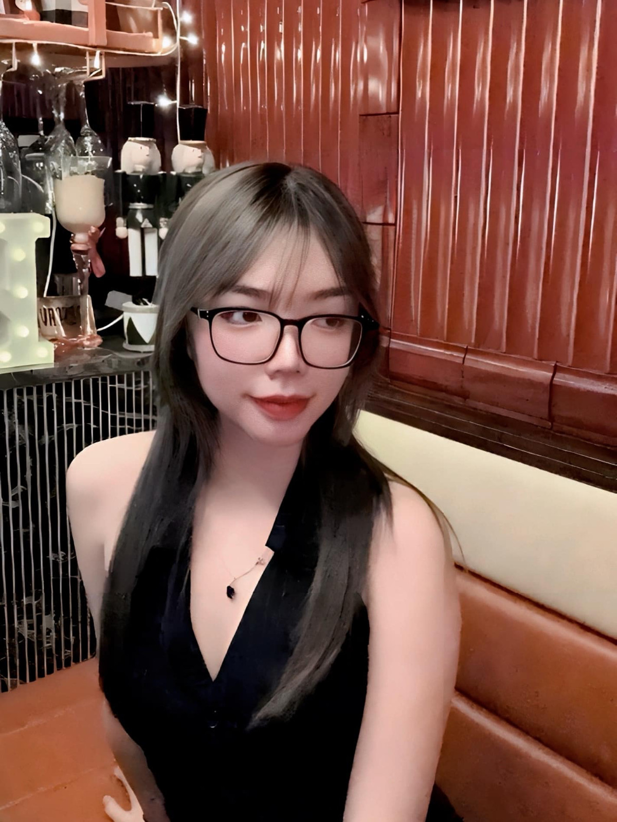 Là một streamer nữ, cô nàng không theo đuổi phong cách gợi cảm như nhiều streamer nữ trước đây từng làm, mà cô nàng thường xuất hiện trong hình ảnh cá tính, kín đáo nhưng vẫn thu hút một lượng fan đông đảo.