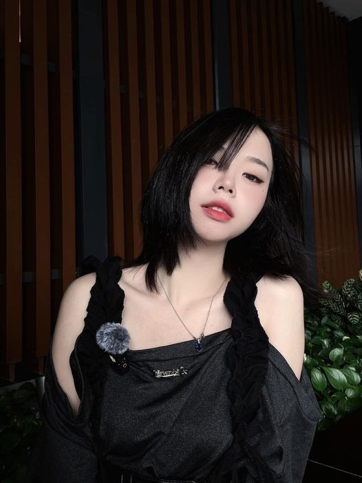 Du Phong Linh có nickname là Remind, cô nàng đảm nhận vai trò là MC khi xuất hiện tại giải đấu VCS Mùa Xuân 2023 khiến nhiều người vô cùng ấn tượng.