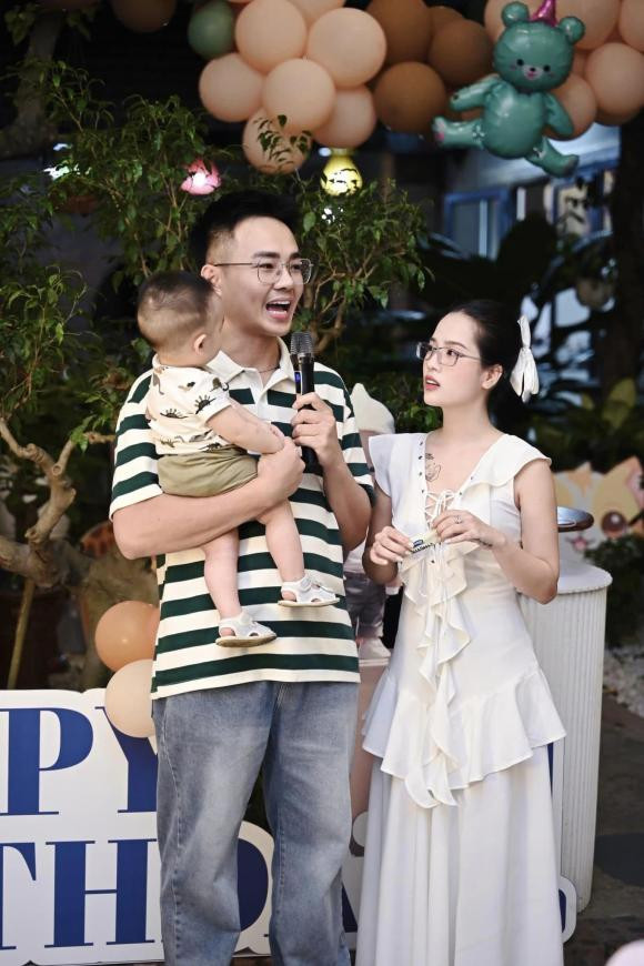 Trong bữa tiệc, Anh Tú liên tục khuấy động không khí bằng những câu nói gây cười.