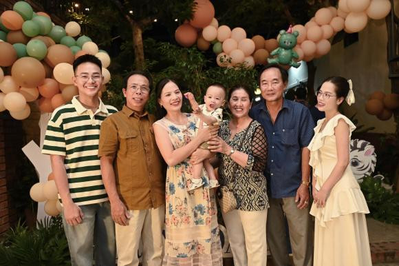 Bữa tiệc tròn 1 tuổi của quý tử nhà "cô chủ tiệm nail" Huyền My còn có sự xuất hiện của họ hàng 2 bên.