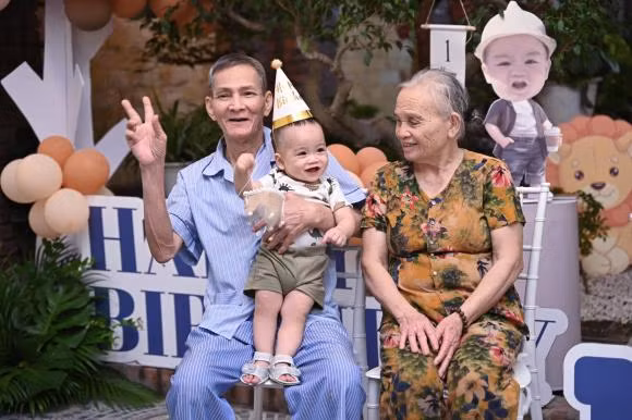 Bữa tiệc được diễn ra trong không gian ấm cúng, bé Anh Vượng được khen có nhiều điểm giống bố.