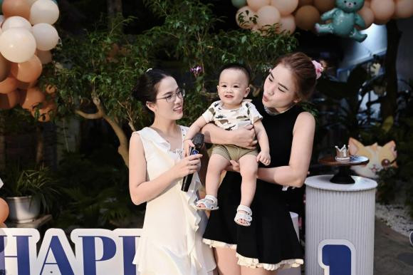 Ngày sinh nhật con trai, cặp đôi Anh Tú và Huyền My tổ chức một bữa tiệc hoành tráng tại gia. Nam diễn viên cũng hé lộ tên con là Anh Vượng (tên ở nhà là Tún) với mong muốn bé có cuộc đời suôn sẻ, thịnh vượng.