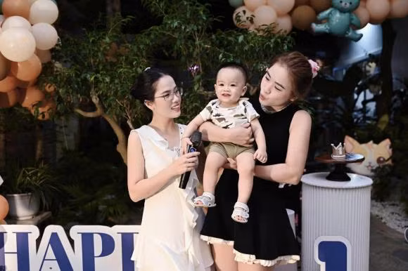 Ngày sinh nhật con trai, cặp đôi Anh Tú và Huyền My tổ chức một bữa tiệc hoành tráng tại gia. Nam diễn viên cũng hé lộ tên con là Anh Vượng (tên ở nhà là Tún) với mong muốn bé có cuộc đời suôn sẻ, thịnh vượng.