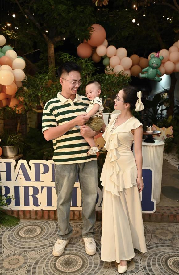 Bẵng đi một thời gian đến nay nhóc tỳ nhà Huyền My đã tròn 1 tuổi.