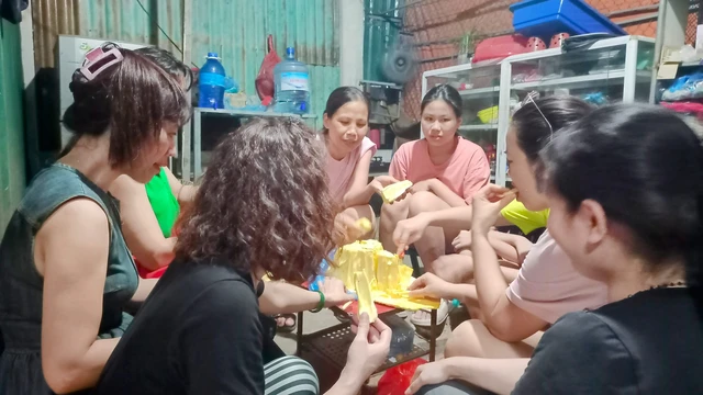 Sau khi bổ mít, chị quyết định chia cho họ hàng cũng những người thân quen: “Múi đều, ít hạt, xơ và cả phần cùi bên dưới cũng ngon, ngọt. Tôi rủ thêm bạn bè đến tập trung ăn ai cũng khen. Ngoài ra, tôi còn chia cho khoảng 13 người họ hàng, mỗi người một miếng để thưởng thức mới hết được”