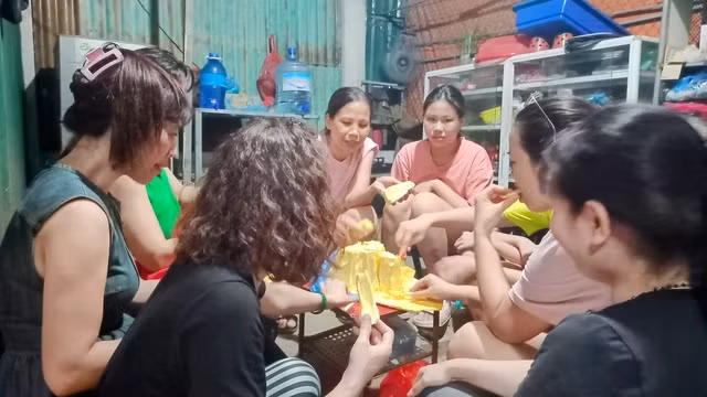 Sau khi bổ mít, chị quyết định chia cho họ hàng cũng những người thân quen: “Múi đều, ít hạt, xơ và cả phần cùi bên dưới cũng ngon, ngọt. Tôi rủ thêm bạn bè đến tập trung ăn ai cũng khen. Ngoài ra, tôi còn chia cho khoảng 13 người họ hàng, mỗi người một miếng để thưởng thức mới hết được”