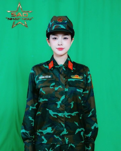 Hình ảnh mạnh mẽ của Mie trong bộ quân phục khiến nhiều người không khỏi thích thú và dành những lời khen cho hot girl làng DJ Việt này.