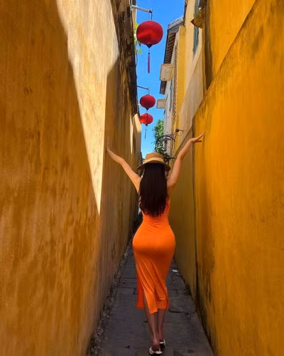 Váy áo body ôm sát cơ thể thường được Si Young mặc khi đi du lịch.