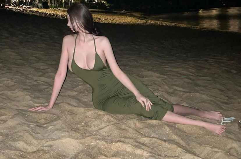 Sở hữu dáng người "đồng hồ cát" khiến Baek Si Young thường xuyên bị bàn tán rằng đã phẫu thuật thẩm mỹ toàn thân.