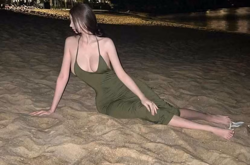 Sở hữu dáng người "đồng hồ cát" khiến Baek Si Young thường xuyên bị bàn tán rằng đã phẫu thuật thẩm mỹ toàn thân.