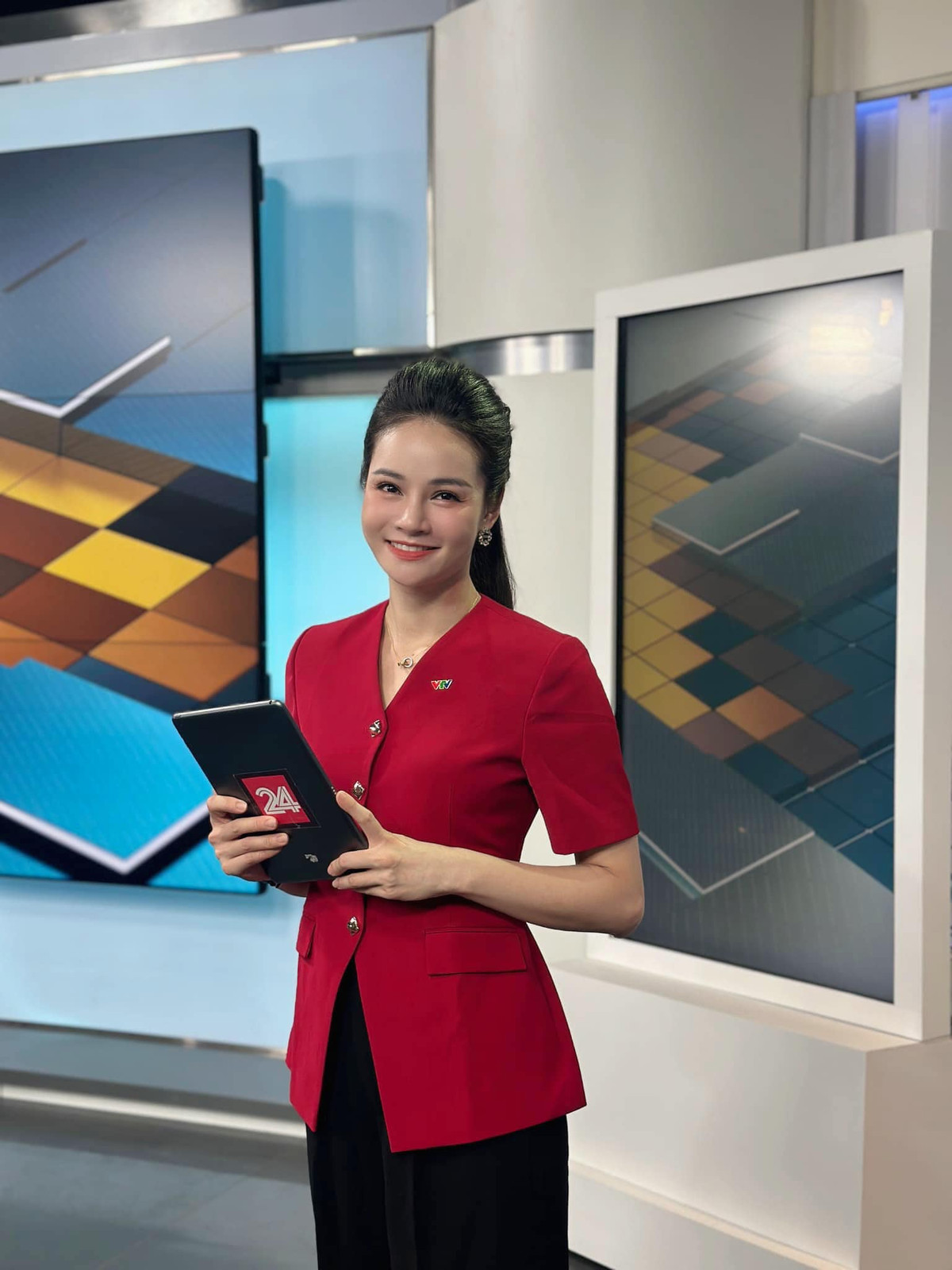 Không chỉ vậy, vóc dáng cao ráo, gương mặt xinh đẹp, trẻ trung dù đã bước qua tuổi 41 của nữ BTV cũng gây ấn tượng với khán giả.