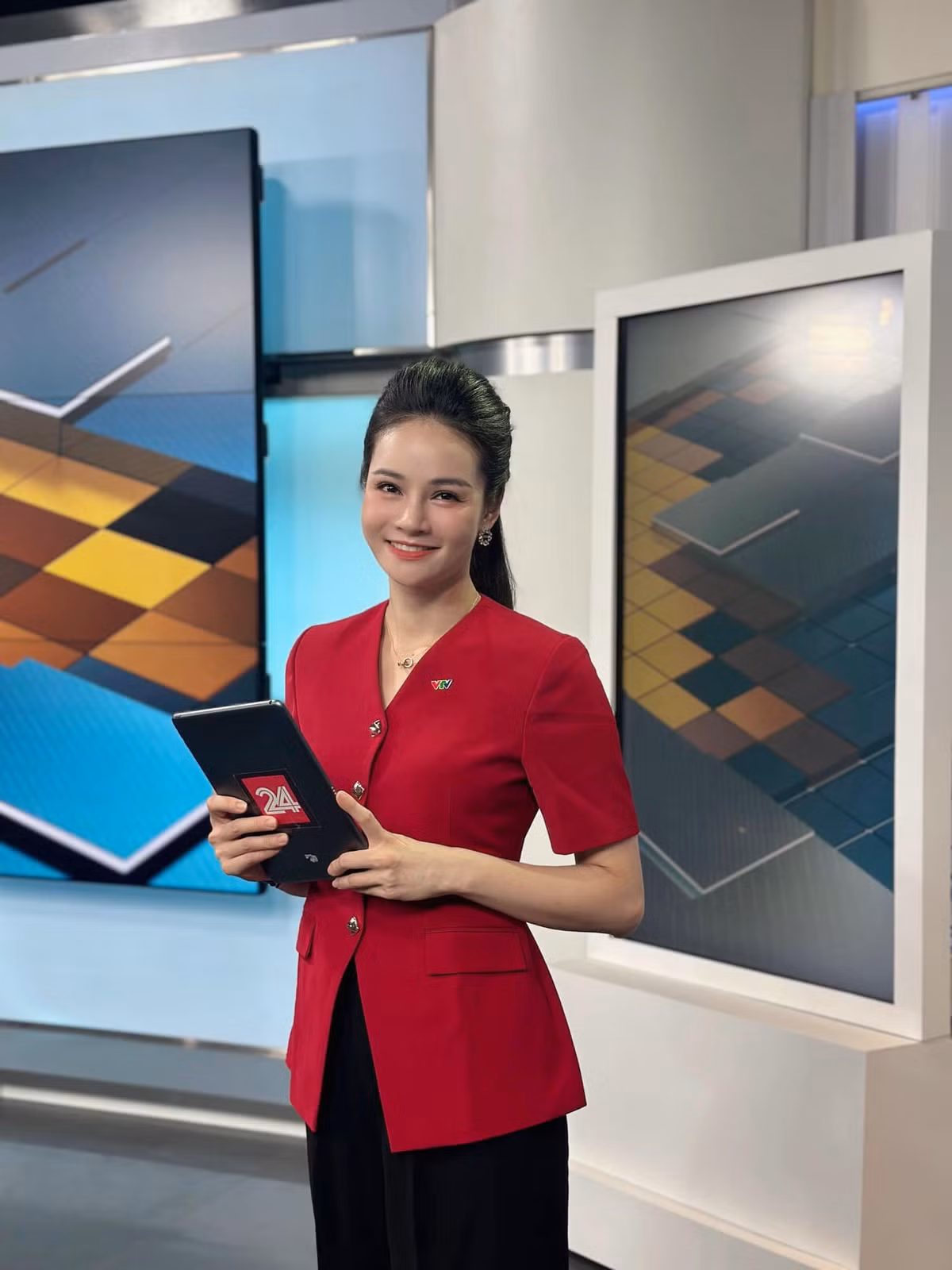 Không chỉ vậy, vóc dáng cao ráo, gương mặt xinh đẹp, trẻ trung dù đã bước qua tuổi 41 của nữ BTV cũng gây ấn tượng với khán giả.